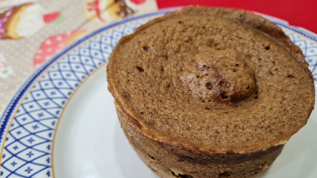Bizcocho Keto de chocolate y avellana al microondas