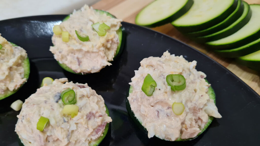 Canapés keto de paté de sardina y huevo duro