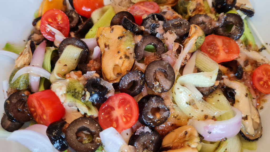 Ensalada mediterránea de espaguetis keto de calabacín