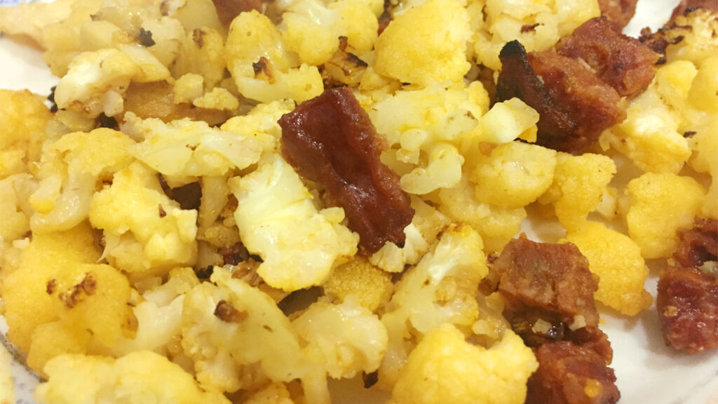Migas keto de coliflor con chorizo