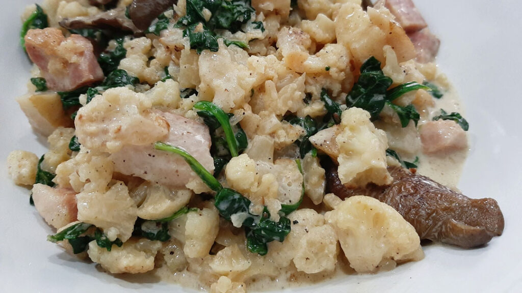 Risotto bajo en carbohidratos de coliflor con setas