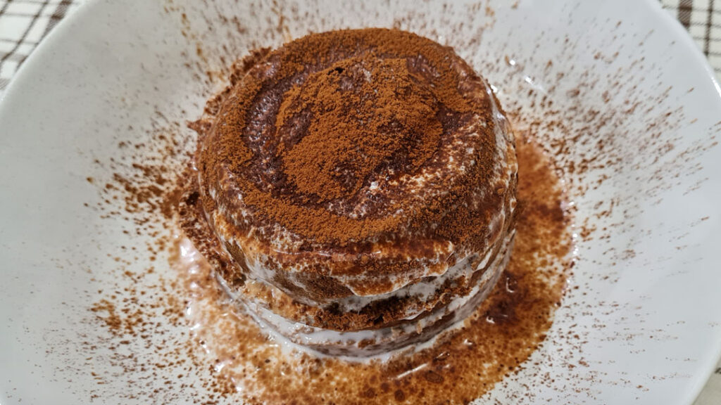 Bizcocho keto de chocolate con leche de coco hecho al microondas