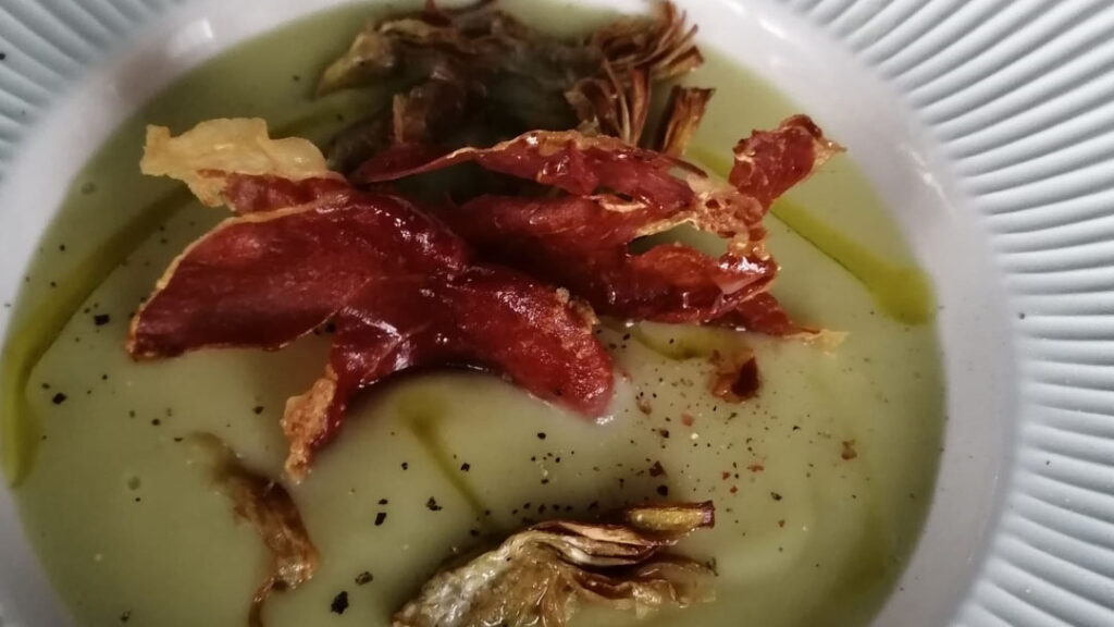 Crema de Calabacín con crujiente de Jamón y Alcachofa