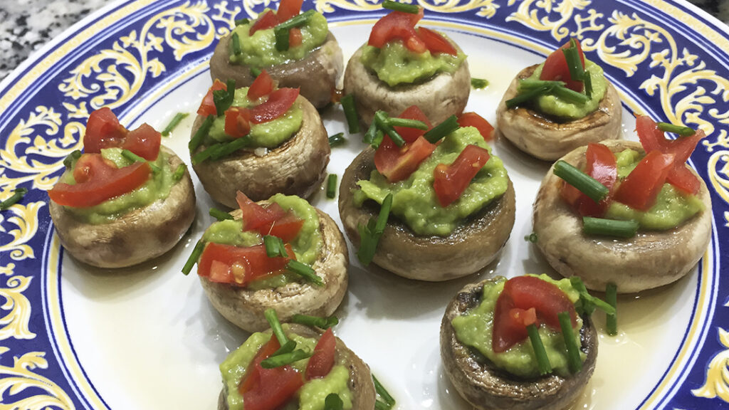 Champiñones rellenos de guacamole