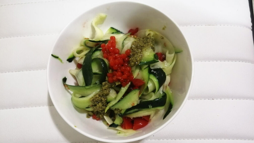 Ensalada de tallarines con pesto