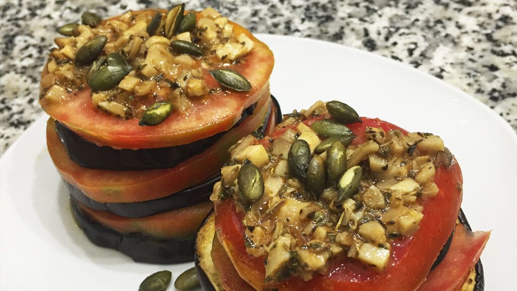 Montaditos de tomate y berenjena