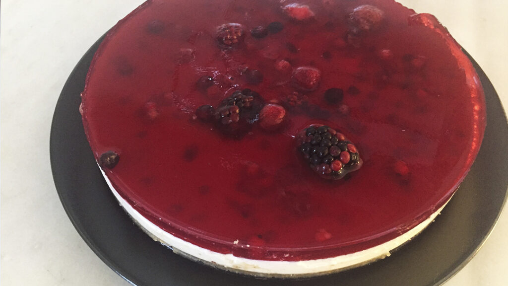 Receta de pastel de queso cuajado y gelatina de frutos rojos