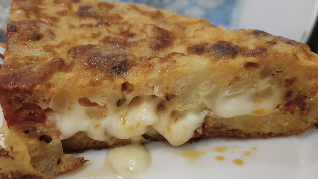 Receta de Tortilla de Migas con Chorizo Rellena de Queso