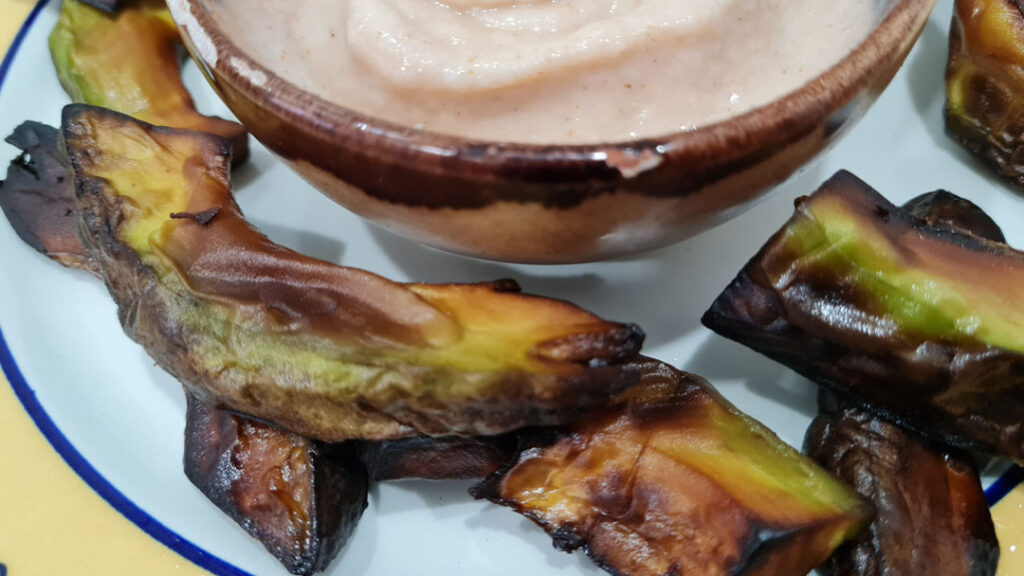 Falsas Patatas bravas Keto de aguacate