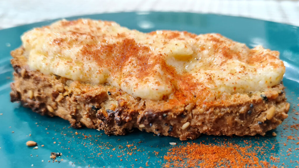 Hummus keto de coliflor y queso en polvo