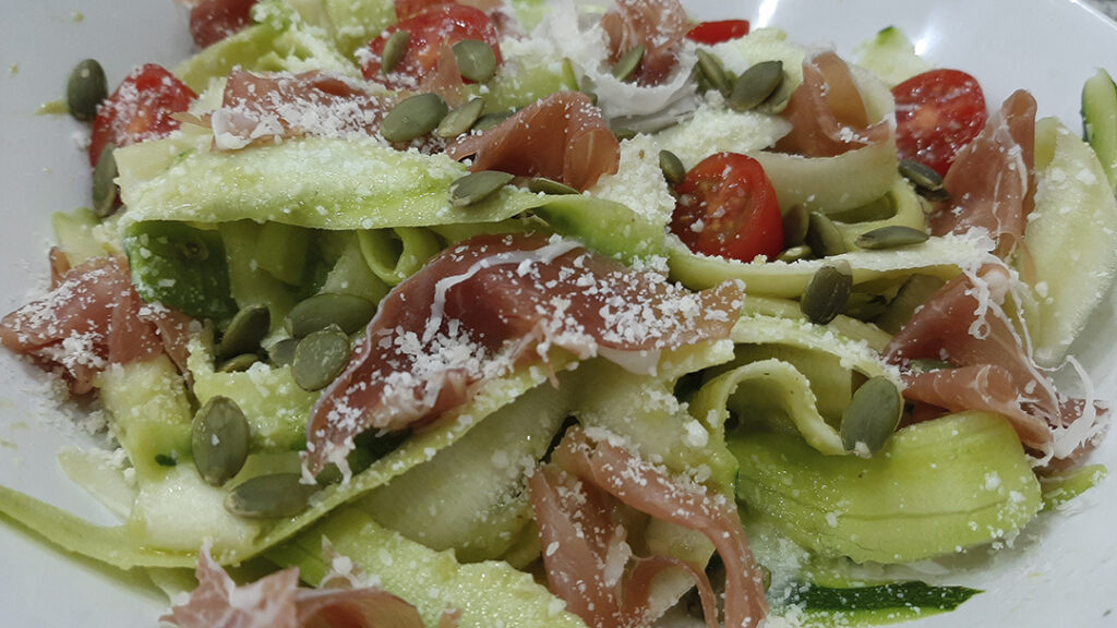 Receta de tallarines con guacamole y jamón