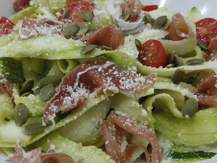 Receta de tallarines con guacamole y jamón
