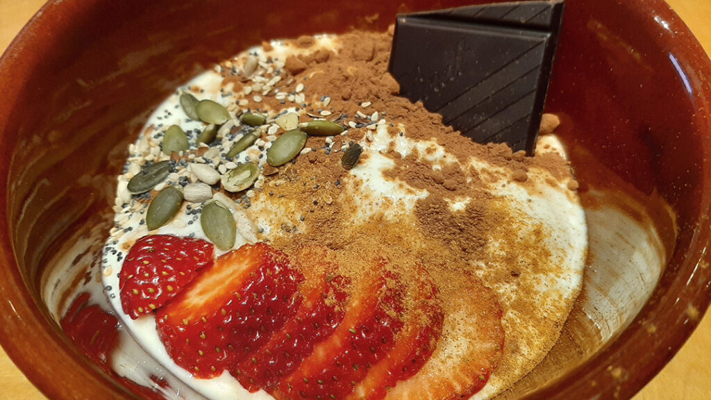 Yogur con fresa y toppings Keto