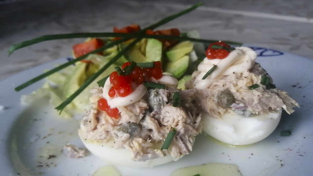 Receta de huevos rellenos de sardinas, alcaparras y mayonesa