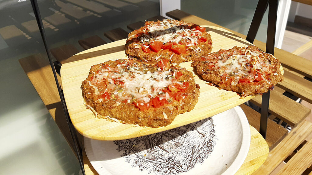 Pizza Margarita Keto con base de Linaza y Almendra